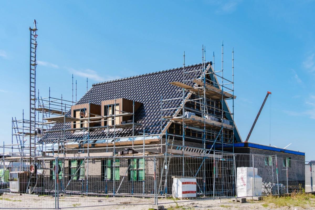 Bouwplaats met steigers en cameramast