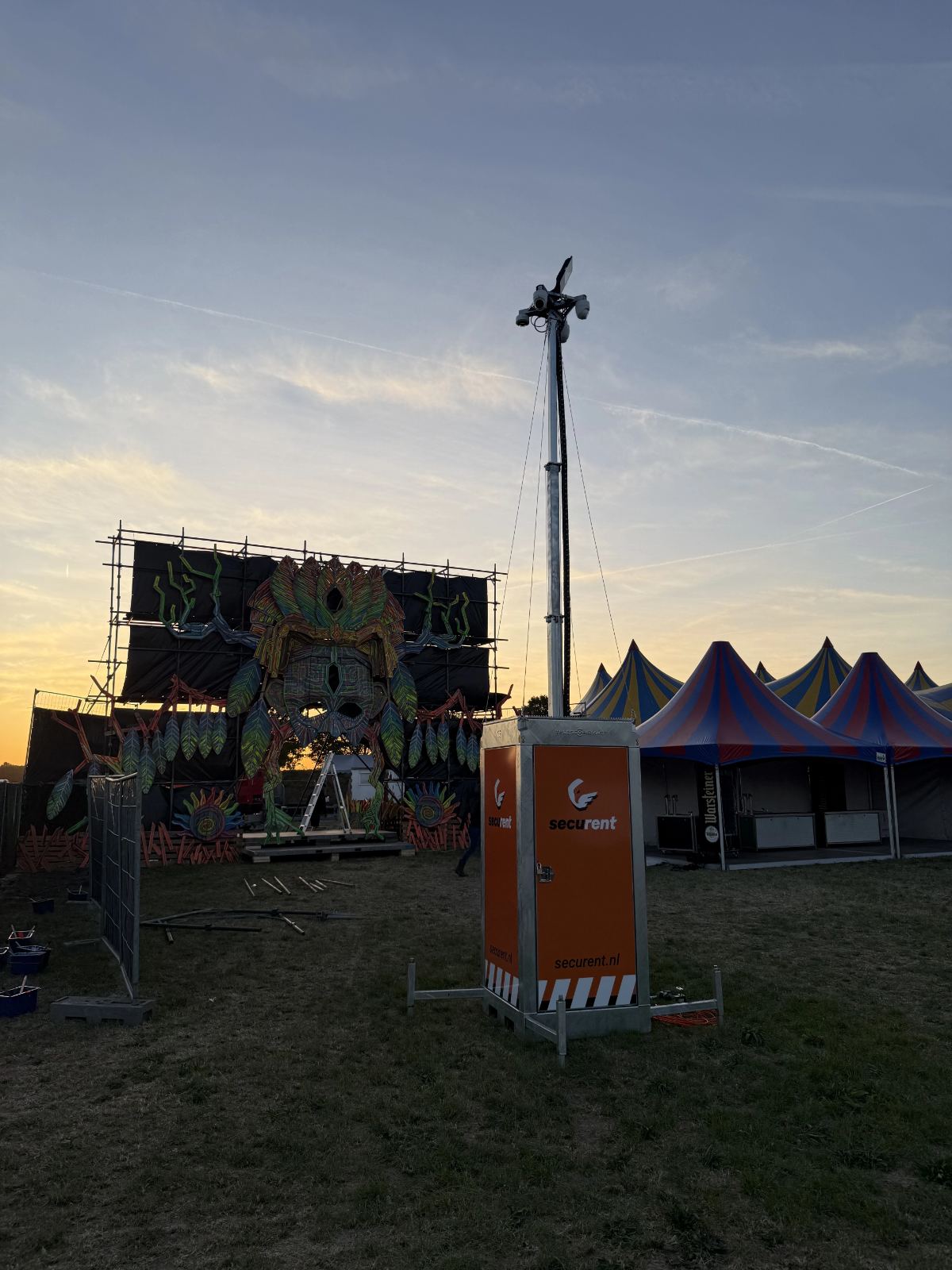 Securent cameramast op een festivalterrein bij zonsondergang