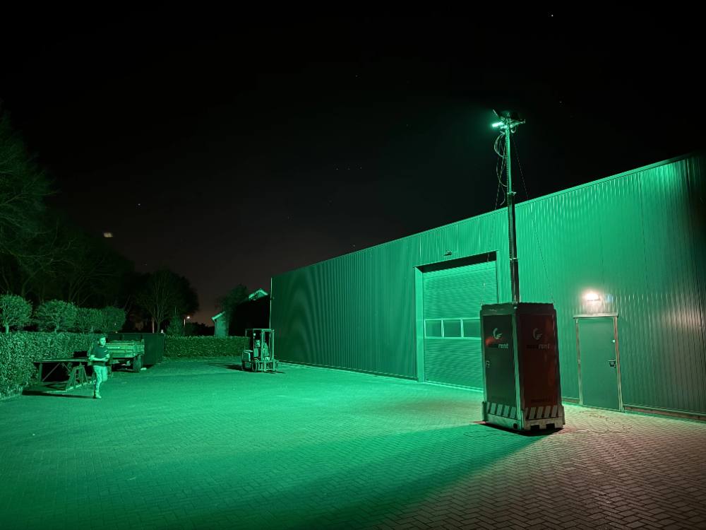 Bedrijfshal met Securent cameramast bij nacht